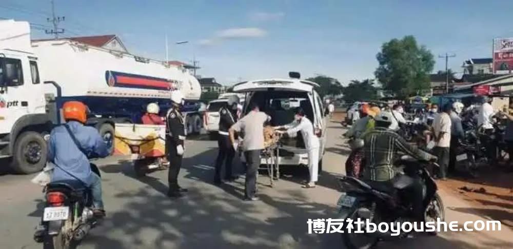 中国司机驾车失控撞上摩托车：一人受伤