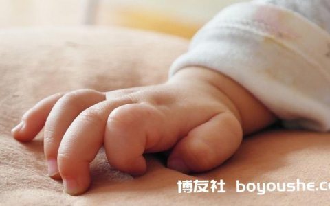 母亲下车后车门自动上锁　18个月婴儿困在车内半小时