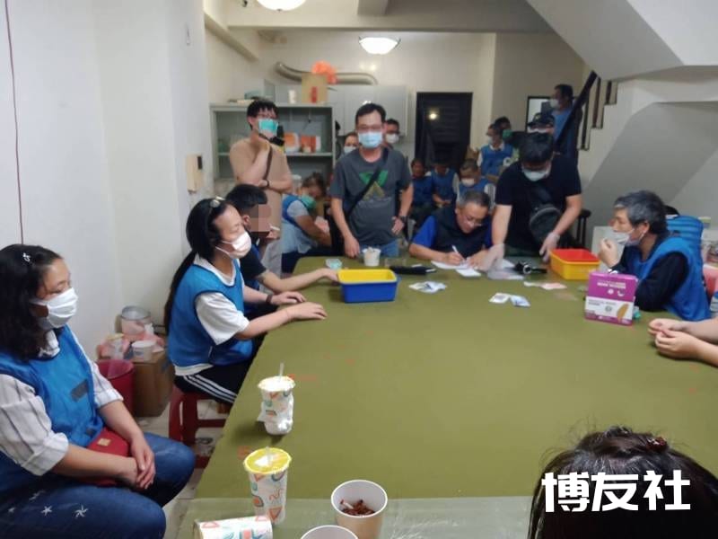 警方询问后，将苏女依涉聚众赌博罪移送台南地检署侦办外，其余27名赌客则依社会秩序维护法裁处。 记者邵心杰／翻摄