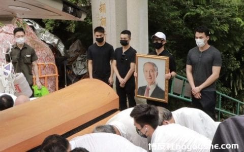 澳门賭王何鴻燊30日下葬 家族全员细雨送灵4兒捧照